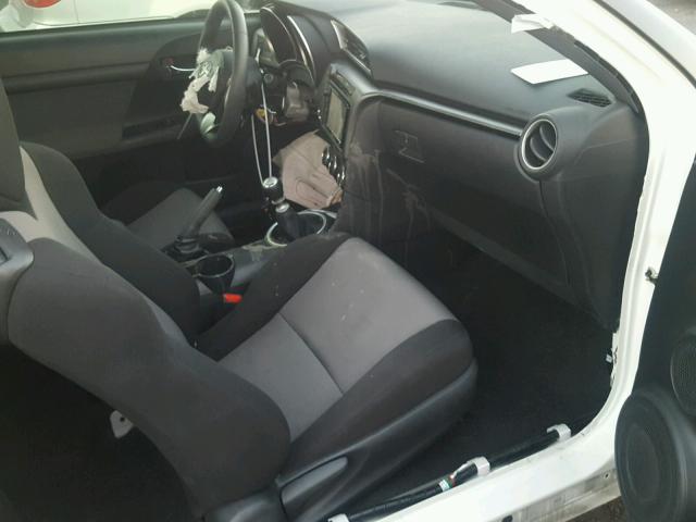 JTKJF5C72GJ019686 - 2016 TOYOTA SCION TC 白色 照片 5