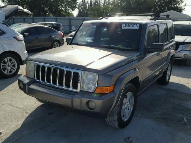 1J8HH48P57C643837 - 2007 JEEP COMMANDER GRAY photo 2