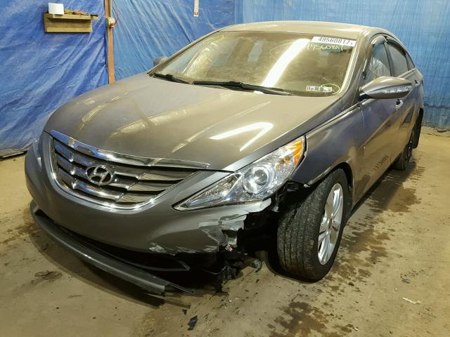 5NPEC4AC8BH124259 - 2011 HYUNDAI SONATA SE GRAY photo 2