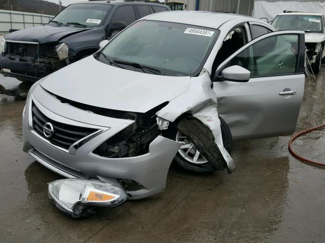 3N1CN7AP9HL811073 - 2017 NISSAN VERSA S SILVER photo 2