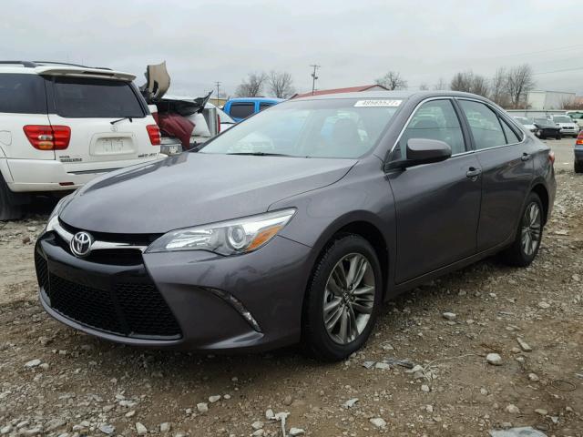 4T1BF1FK4HU757019 - 2017 TOYOTA CAMRY LE GRAY photo 2