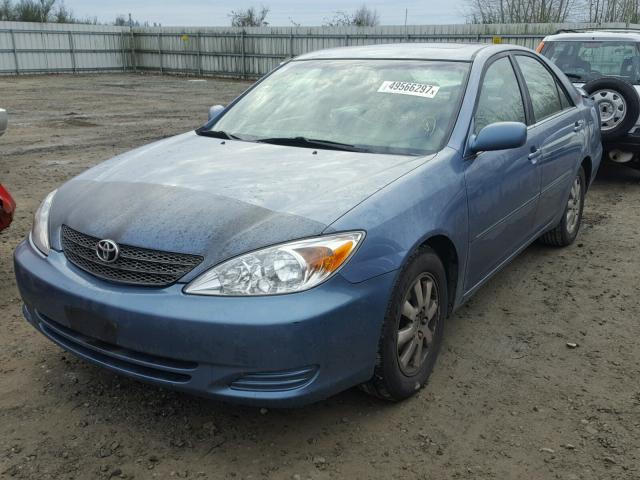 4T1BE32K62U585703 - 2002 TOYOTA CAMRY LE ლურჯი ფოტო 2