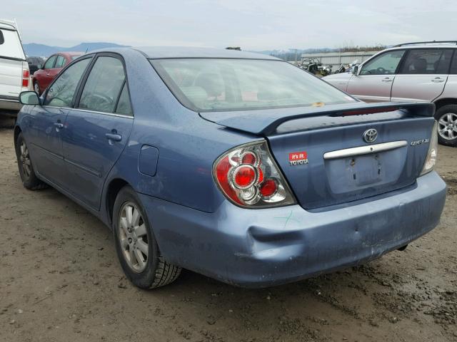 4T1BE32K62U585703 - 2002 TOYOTA CAMRY LE BLUE photo 3