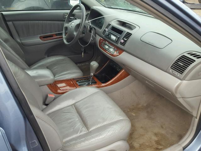 4T1BE32K62U585703 - 2002 TOYOTA CAMRY LE ლურჯი ფოტო 5