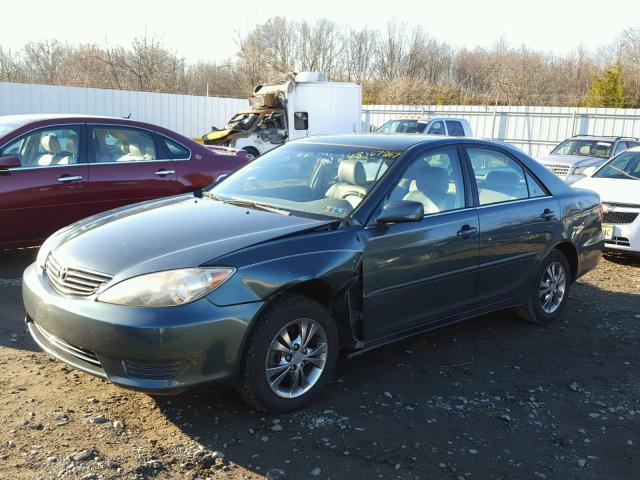 4T1BE30K25U417855 - 2005 TOYOTA CAMRY LE GREEN photo 2