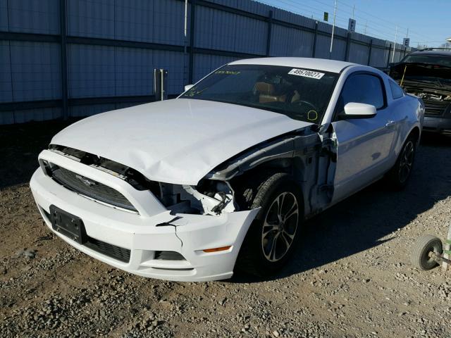 1ZVBP8AM1E5266834 - 2014 FORD MUSTANG WHITE photo 2