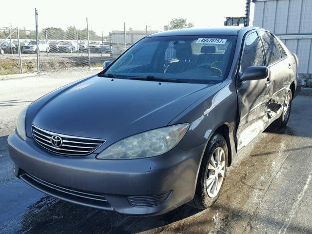 4T1BF32K95U598415 - 2005 TOYOTA CAMRY LE GRAY photo 2