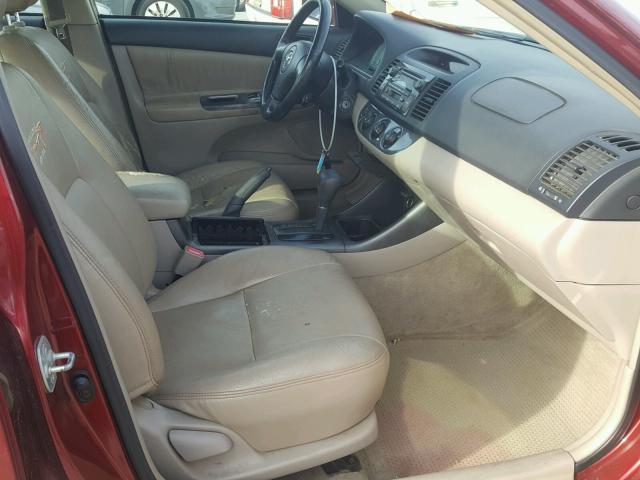 JTDBE32K320026928 - 2002 TOYOTA CAMRY LE RED photo 5