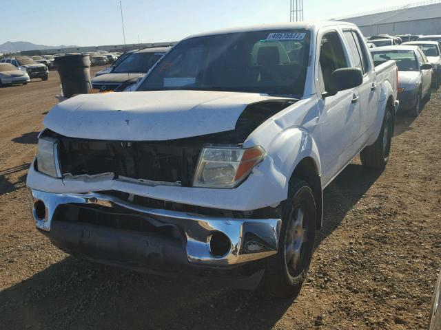 1N6AD07W56C451559 - 2006 NISSAN FRONTIER C WHITE photo 2