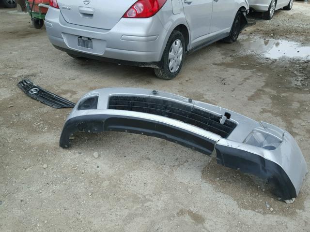 3N1BC1CPXAL425800 - 2010 NISSAN VERSA S SILVER photo 9