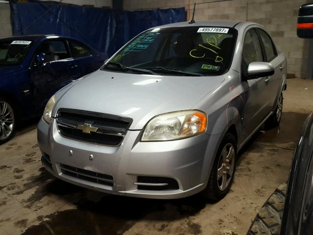 KL1TD56E49B665378 - 2009 CHEVROLET AVEO LS SILVER photo 2