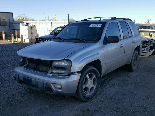 1GNDT13S152298489 - 2005 CHEVROLET TRAILBLAZE SILVER photo 2