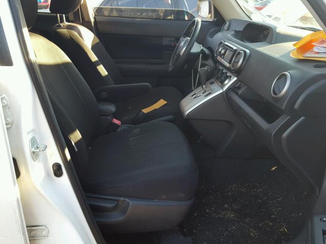 JTLKE50E781024115 - 2008 TOYOTA SCION XB Blanco foto 5