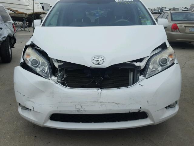 5TDYK3DCXCS245263 - 2012 TOYOTA SIENNA XLE WHITE photo 7