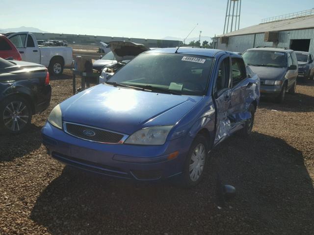 1FAHP34N55W127617 - 2005 FORD FOCUS ZX4 BLUE photo 2