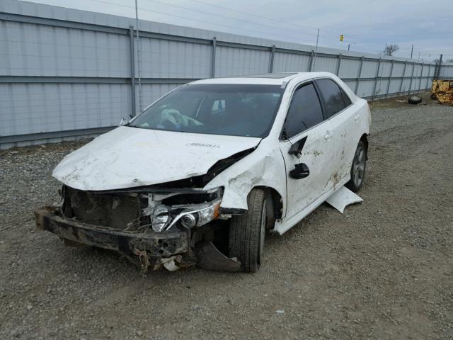 4T1BK1FK9EU547135 - 2014 TOYOTA CAMRY SE WHITE photo 2