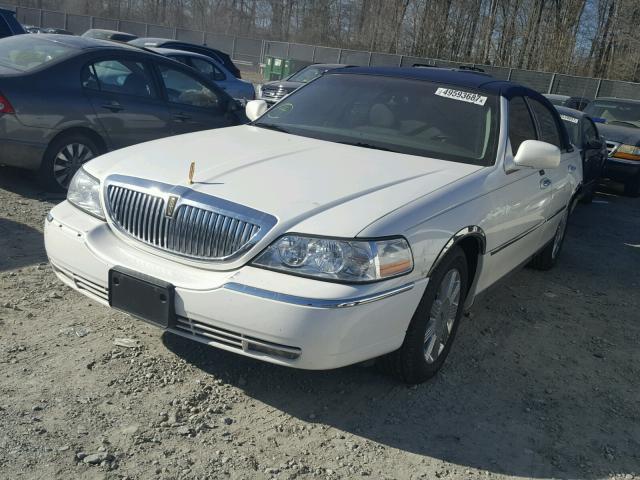 1LNHM83W43Y636363 - 2003 LINCOLN TOWN CAR C WHITE photo 2