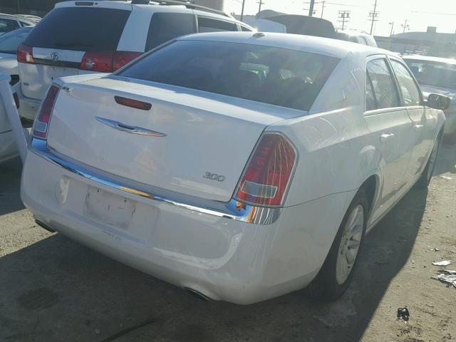 2C3CCAAG2DH530000 - 2013 CHRYSLER 300 WHITE photo 4