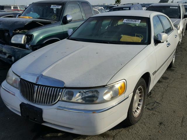 1LNHM81W3YY837018 - 2000 LINCOLN TOWN CAR WHITE photo 2