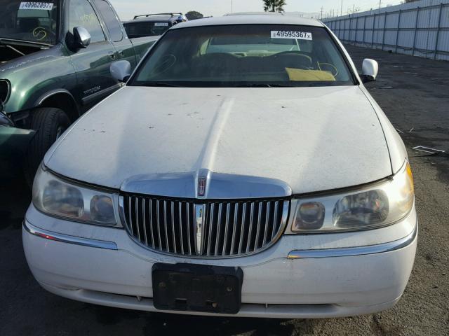 1LNHM81W3YY837018 - 2000 LINCOLN TOWN CAR WHITE photo 9