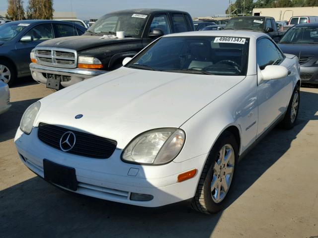 WDBKK47F9WF051697 - 1998 MERCEDES-BENZ SLK 230 KO WHITE photo 2