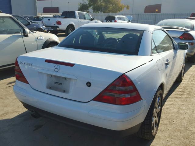 WDBKK47F9WF051697 - 1998 MERCEDES-BENZ SLK 230 KO WHITE photo 4