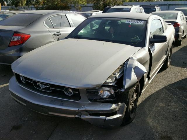 1ZVHT80N995118825 - 2009 FORD MUSTANG SILVER photo 2