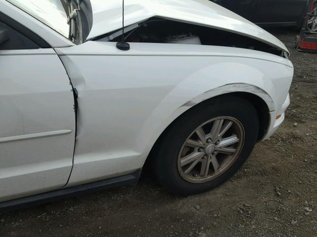 1ZVHT84N585204982 - 2008 FORD MUSTANG WHITE photo 9