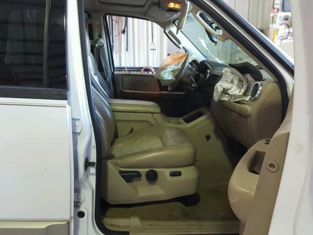 1FMFU17525LA14053 - 2005 FORD EXPEDITION WHITE photo 5