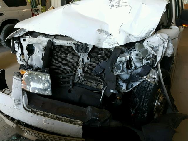 1FMFU17525LA14053 - 2005 FORD EXPEDITION WHITE photo 9