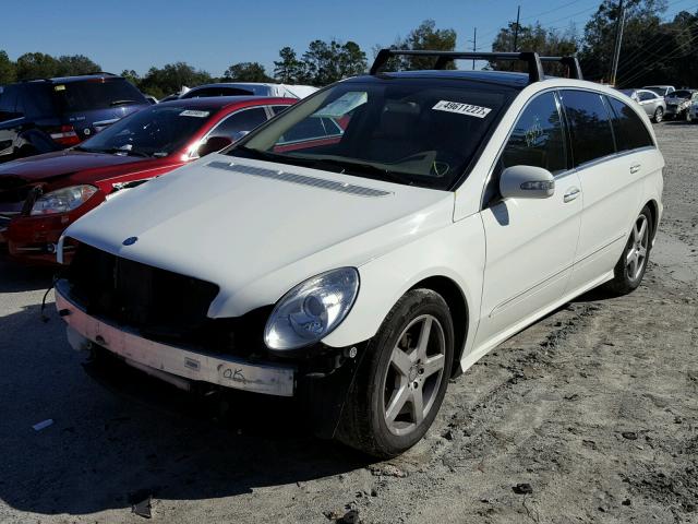 4JGCB6FE2AA110679 - 2010 MERCEDES-BENZ R 350 4MAT WHITE photo 2