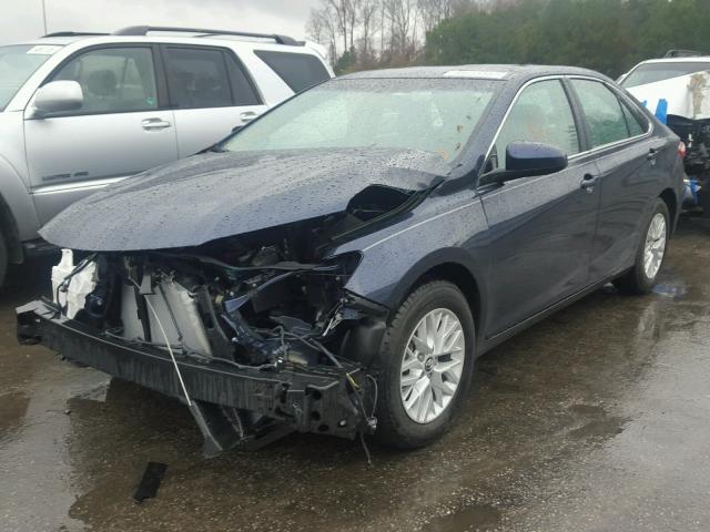 4T1BF1FK9HU806652 - 2017 TOYOTA CAMRY LE 蓝色 照片 2