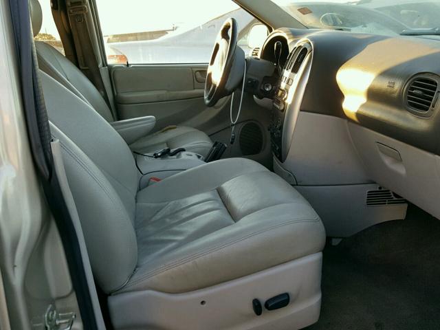 2C8GP54LX5R136725 - 2005 CHRYSLER TOWN & COU Bej foto 5