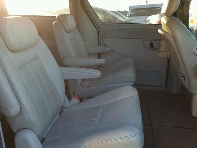 2C8GP54LX5R136725 - 2005 CHRYSLER TOWN & COU Bej foto 6