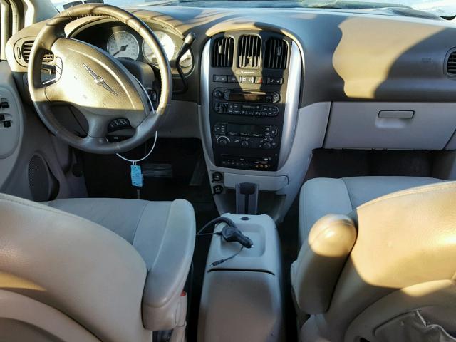 2C8GP54LX5R136725 - 2005 CHRYSLER TOWN & COU Bej foto 9