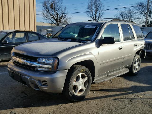 1GNDS13S672276428 - 2007 CHEVROLET TRAILBLAZE SILVER photo 2