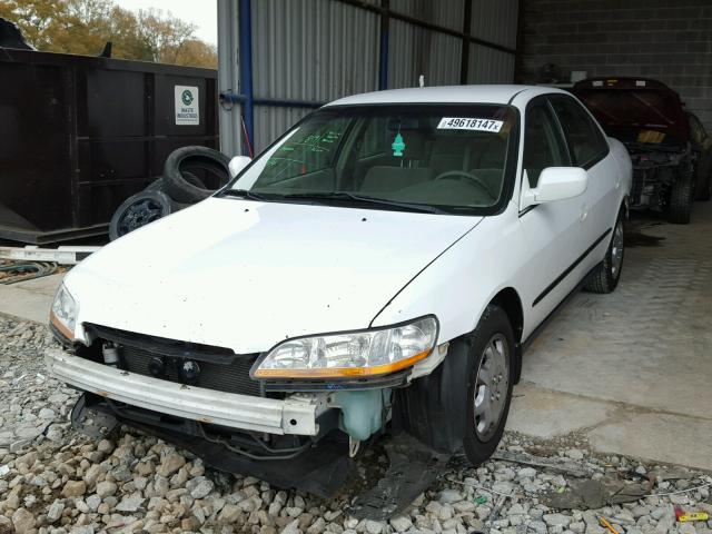 1HGCG5643YA139725 - 2000 HONDA ACCORD LX WHITE photo 2