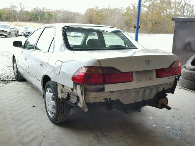 1HGCG5643YA139725 - 2000 HONDA ACCORD LX WHITE photo 3