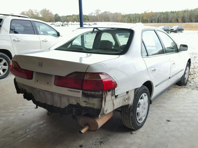 1HGCG5643YA139725 - 2000 HONDA ACCORD LX WHITE photo 4