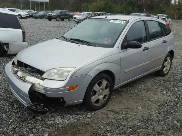 3FAFP37N25R106584 - 2005 FORD FOCUS ZX5 SILVER photo 2