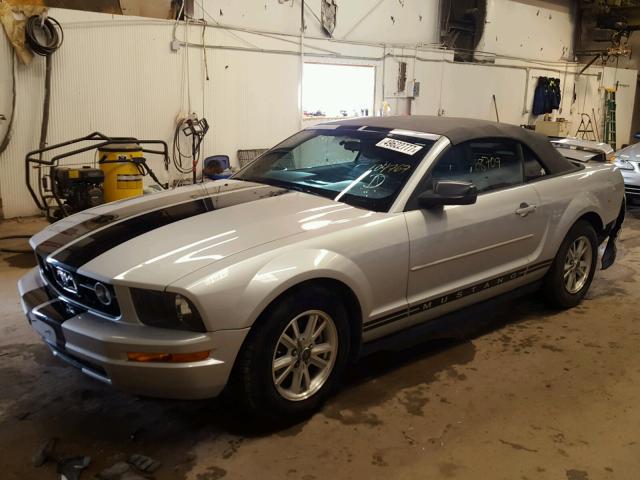 1ZVFT84NX65104767 - 2006 FORD MUSTANG SILVER photo 2