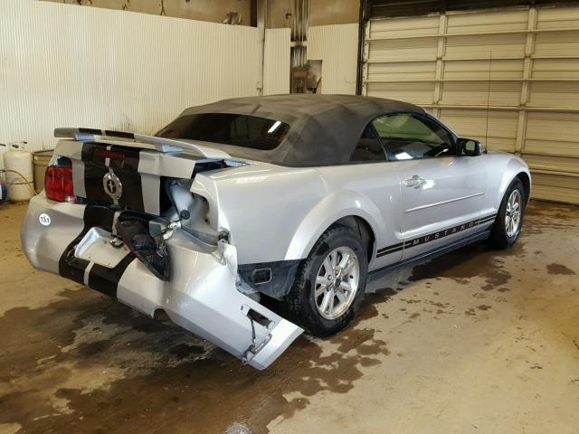 1ZVFT84NX65104767 - 2006 FORD MUSTANG SILVER photo 4