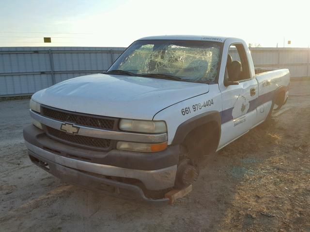 1GBHC24U71Z260643 - 2001 CHEVROLET SILVERADO WHITE photo 2