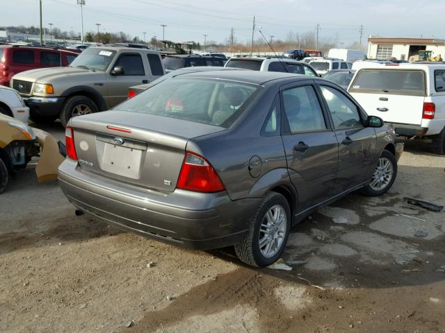 1FAHP34N97W271321 - 2007 FORD FOCUS ZX4 GRAY photo 4