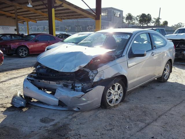 1FAHP32N89W254497 - 2009 FORD FOCUS SE SILVER photo 2