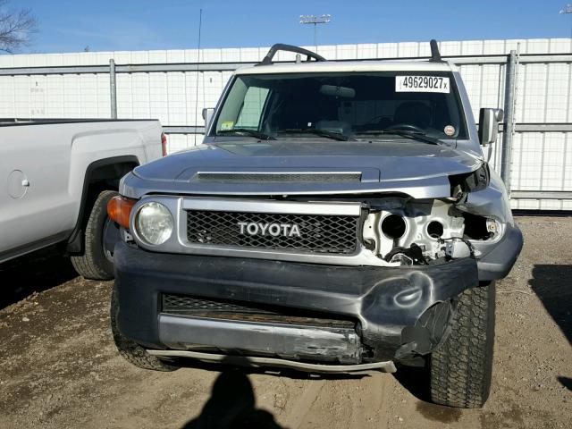 JTEBU11F770051006 - 2007 TOYOTA FJ CRUISER SILVER photo 9