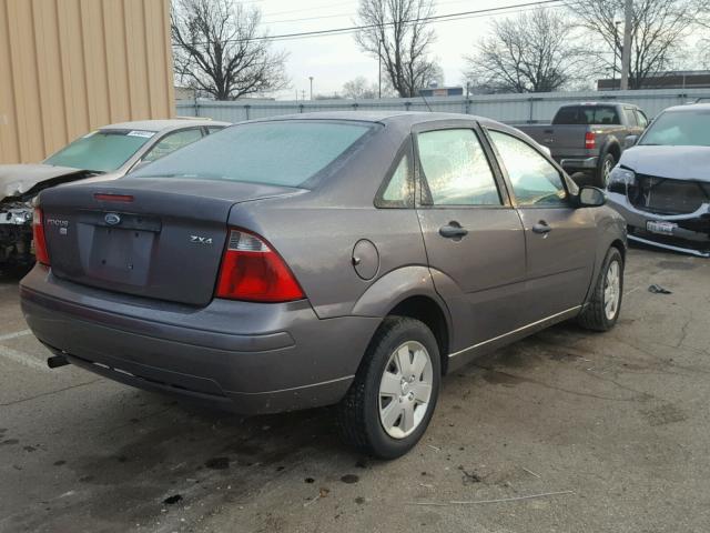 1FAHP34N26W209631 - 2006 FORD FOCUS ZX4 GRAY photo 4