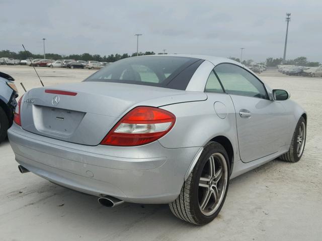 WDBWK56F95F075120 - 2005 MERCEDES-BENZ SLK 350 SILVER photo 4