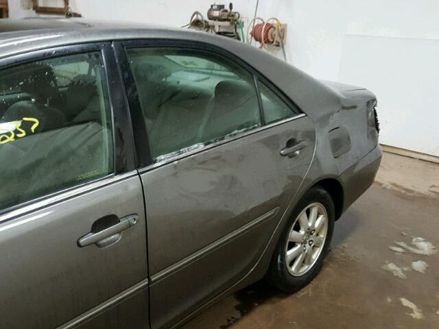 4T1BE30K14U854986 - 2004 TOYOTA CAMRY LE ნაცრისფერი ფოტო 9