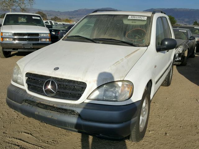 4JGAB54EXXA074348 - 1999 MERCEDES-BENZ ML 320 WHITE photo 2